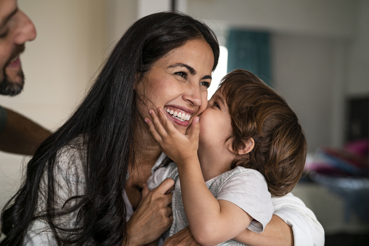 obligar a los niños a dar besos